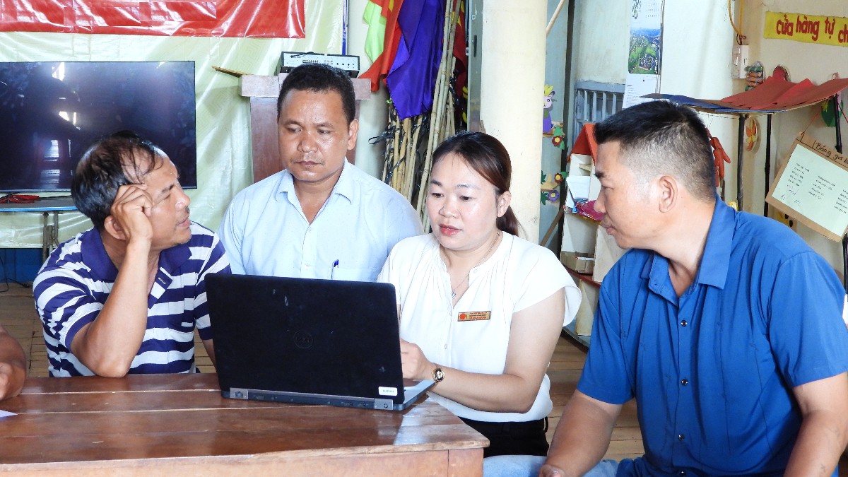 Hoạt động hướng dẫn kỹ năng số được triển khai trực tiếp tại c&aacute;c th&ocirc;n, bu&ocirc;n tr&ecirc;n địa b&agrave;n x&atilde; Ea H&rsquo;Leo.