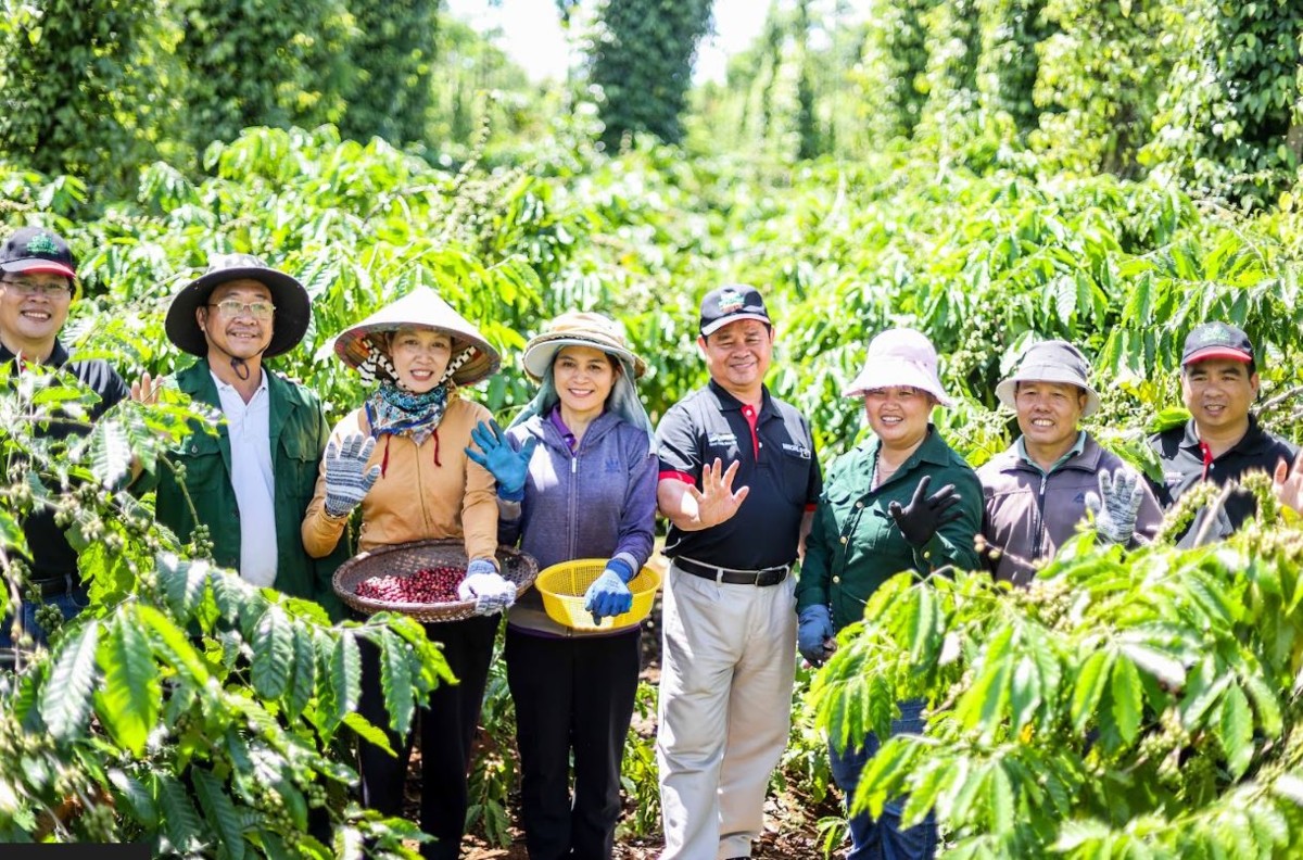Thông qua Chương trình NESCAFÉ Plan, Nestlé Việt Nam đã đồng hành cùng hơn 23.000 hộ nông dân tại Tây Nguyên, giúp họ chuyển đổi phương thức cách tác bền vững theo hướng nông nghiệp tái sinh, từ đó cải thiện thu nhập của nông dân, góp phần tạo ra nguồn cu.000 hộ nông dân tại Tây Nguyên, giúp họ chuyển đổi phương thức cách tác bền vững theo hướng nông nghiệp tái sinh, từ đó cải thiện thu nhập của nông dân, góp phần tạo ra nguồn cung cà phê ổn định, đồng đều, có khả năng truy xuất nguồn gốc.