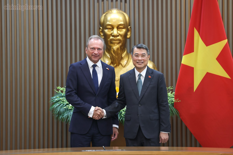 PM calls on Luxembourg to boost long-term investment and support international financial center