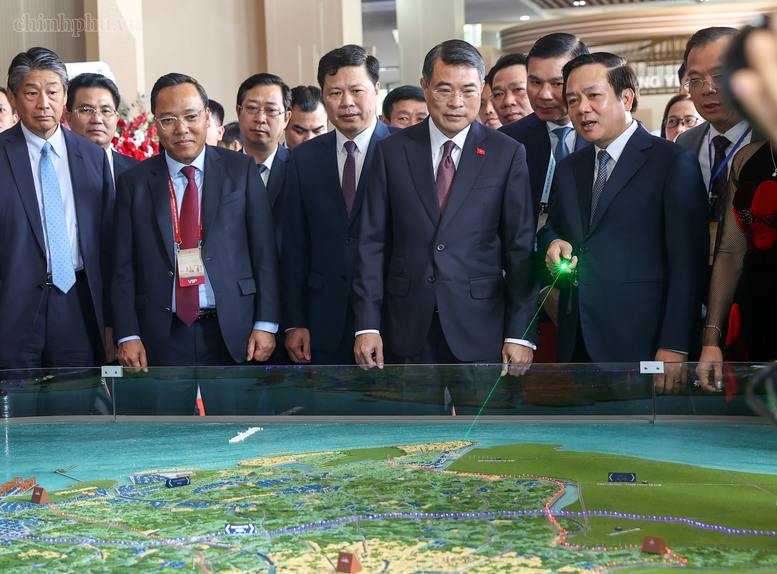 Thủ tướng Lê Minh Hưng xem quy hoạch tỉnh Hưng Yên thời kỳ 2021 - 2030, tầm nhìn đến năm 2050 - Ảnh: chinhphu.vn/Nhật Bắc