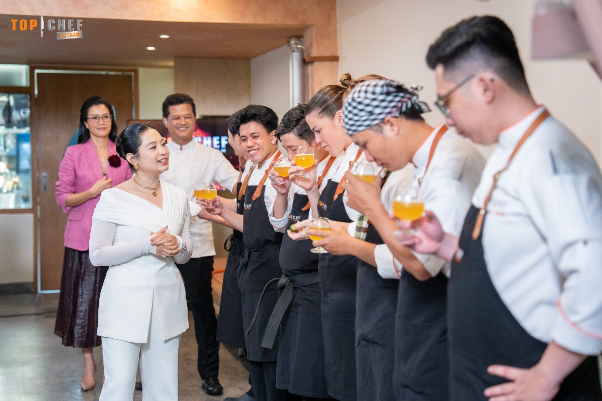 CEO Nguyễn Thị Thu Vân giới thiệu 1689 BECKENT Muse với các đầu bếp.