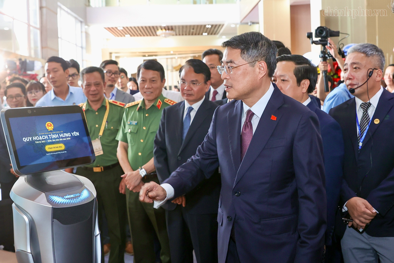 Thủ tướng Lê Minh Hưng xem quy hoạch tỉnh Hưng Yên thời kỳ 2021 - 2030, tầm nhìn đến năm 2050 - Ảnh: chinhphu.vn/Nhật Bắc
