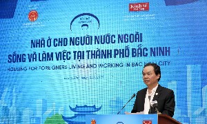 GS.TS. Hoàng Văn Cường, Phó Chủ tịch Hội khoa học Kinh tế Việt Nam, phát biểu tại Hội thảo “Nhà ở cho người nước ngoài sống và làm việc tại thành phố Bắc Ninh”. Ảnh: Việt Dũng.