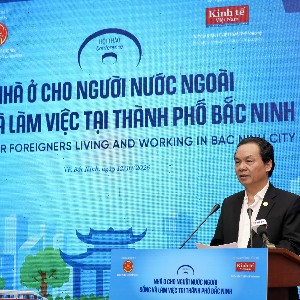 GS.TS. Hoàng Văn Cường, Phó Chủ tịch Hội khoa học Kinh tế Việt Nam, phát biểu tại Hội thảo “Nhà ở cho người nước ngoài sống và làm việc tại thành phố Bắc Ninh”. Ảnh: Việt Dũng.