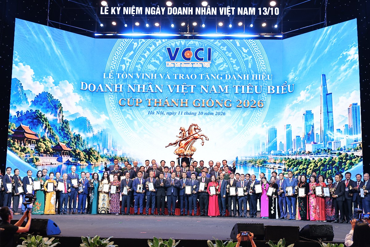 100 gương mặt xuất sắc được trao tặng danh hiệu "Doanh nhân Việt Nam tiêu biểu – Cúp Thánh Gióng" năm 2026. - Ảnh: Song Hà.