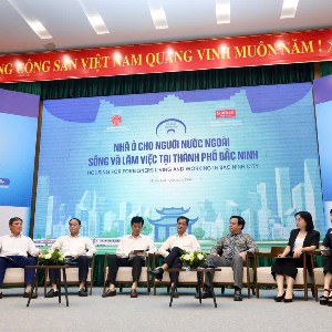 Các đại biểu cùng thảo luận về vấn đề nhà ở cho người nước ngoài. Ảnh: Tri Phong
