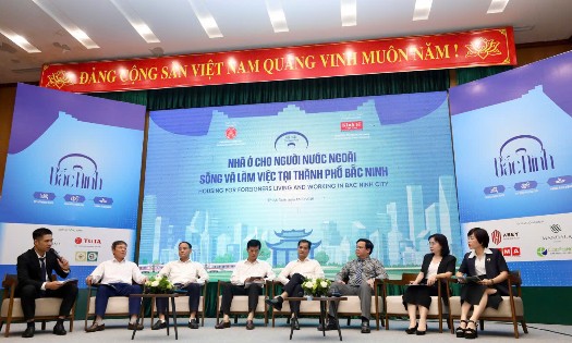 Các đại biểu cùng thảo luận về vấn đề nhà ở cho người nước ngoài. Ảnh: Tri Phong