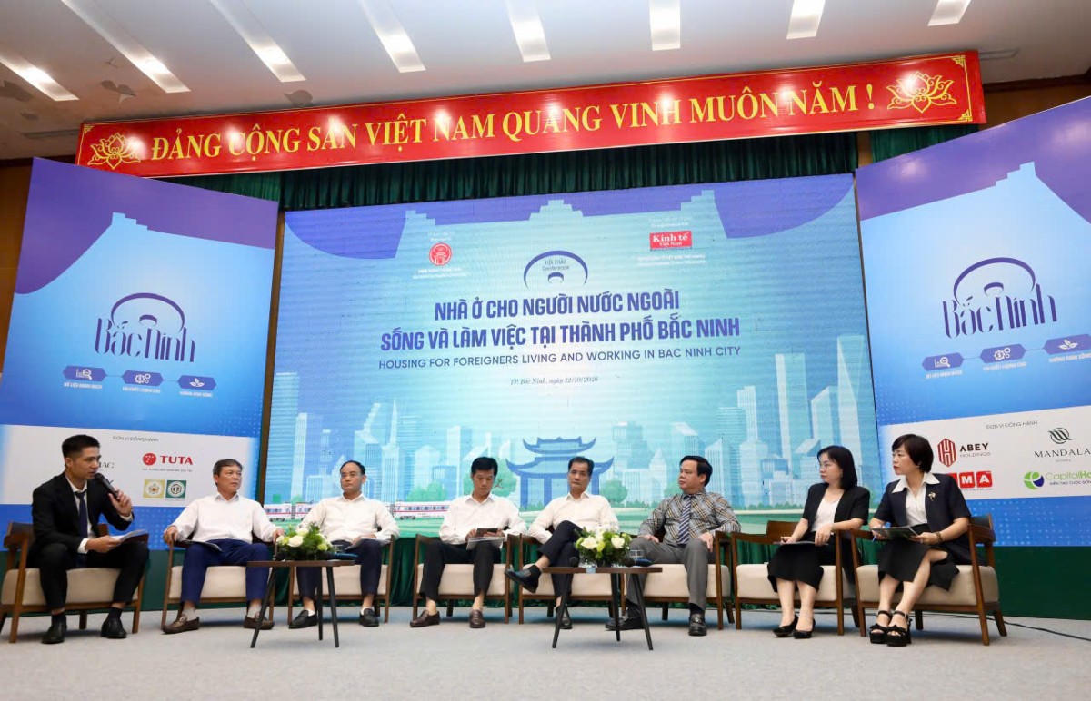 Các đại biểu cùng thảo luận về vấn đề nhà ở cho người nước ngoài. Ảnh: Tri Phong