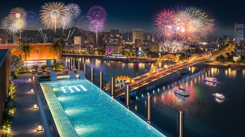 Hồ bơi vô cực trên tầng thượng hòa cùng khung cảnh skyline thành phố.