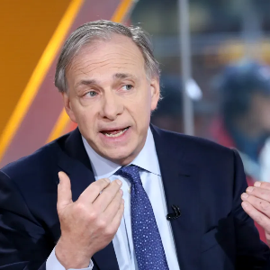 Ông Ray Dalio, nhà sáng lập công ty quản lý quỹ phòng hộ lớn nhất thế giới Bridgewater Associates - Ảnh: CNBC.