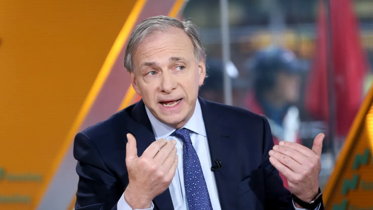 Ông Ray Dalio, nhà sáng lập công ty quản lý quỹ phòng hộ lớn nhất thế giới Bridgewater Associates - Ảnh: CNBC.