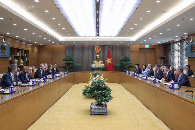 Thủ tướng Lê Minh Hưng tiếp Bộ trưởng Tài chính Luxembourg Gilles Roth - Ảnh: chinhphu.vn/Nhật Bắc