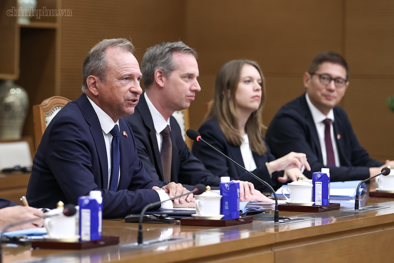 Bộ trưởng Tài chính Luxembourg Gilles Roth khẳng định sẽ tiếp tục nỗ lực góp phần làm sâu sắc hơn quan hệ hợp tác giữa hai nước trong những nội dung, lĩnh vực mà Thủ tướng đã đề cập - Ảnh: chinhphu.vn/Nhật Bắc