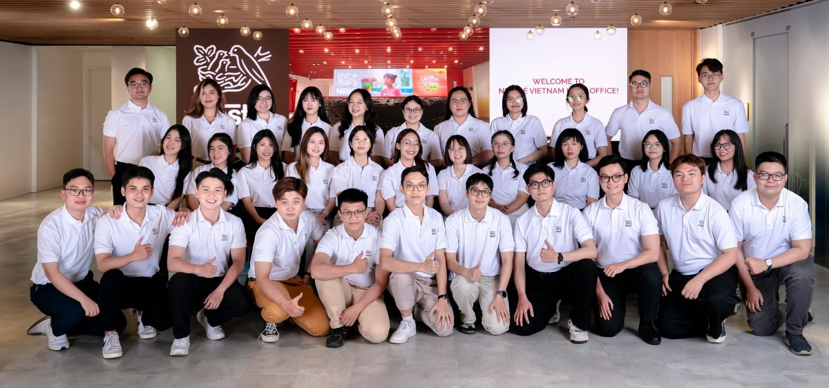 Nestlé mỗi năm đều trao hàng trăm cơ hội việc làm đến các bạn sinh viên thông qua các chương trình tuyển chọn Quản trị viên tập sự và Thực tập sinh Nesternship.