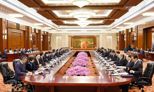 Vietnamese National Assembly (NA) President Tran Thanh Man and Chairman of the Standing Committee of the National People’s Congress (NPC) of China Zhao Leji hold talks and co-chair the second meeting of the cooperation committee between the Vietnamese NA and the NPC in Beijing on October 12. (Photo: VNA)