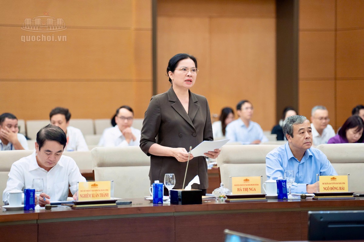Phó Chủ tịch - Tổng Thư ký Ủy ban Trung ương Mặt trận Tổ quốc Việt Nam Hà Thị Nga trình bày báo cáo tại phiên họp. Ảnh: Cổng thông tin điện tử Quốc hội.
