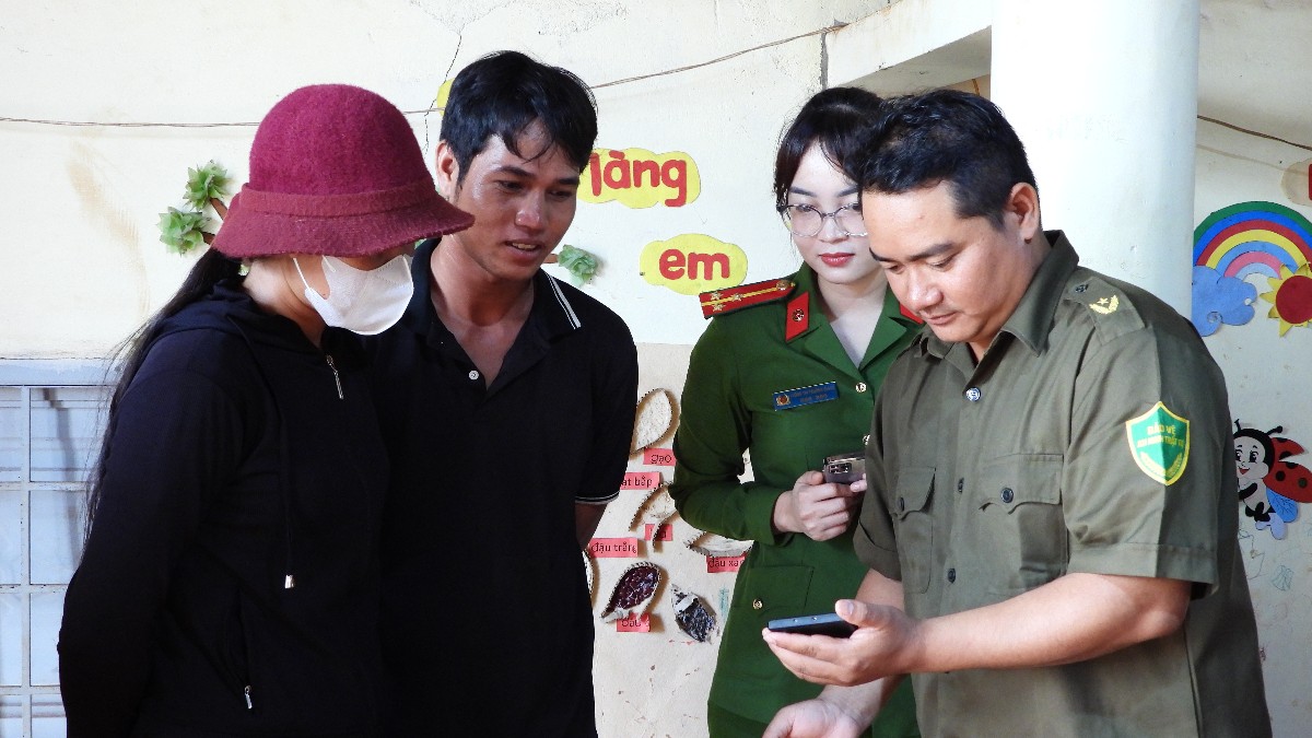 Tổ c&ocirc;ng nghệ số cộng đồng x&atilde; Ea H&rsquo;Leo hướng dẫn người d&acirc;n c&agrave;i đặt v&agrave; sử dụng c&aacute;c ứng dụng số phục vụ đời sống.