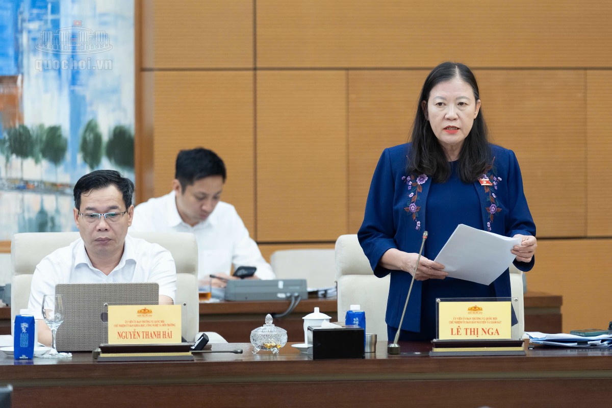 Chủ nhiệm Ủy ban Dân nguyện và Giám sát Lê Thị Nga trình bày báo cáo tại phiên họp. Ảnh: Cổng thông tin điện tử Quốc hội.
