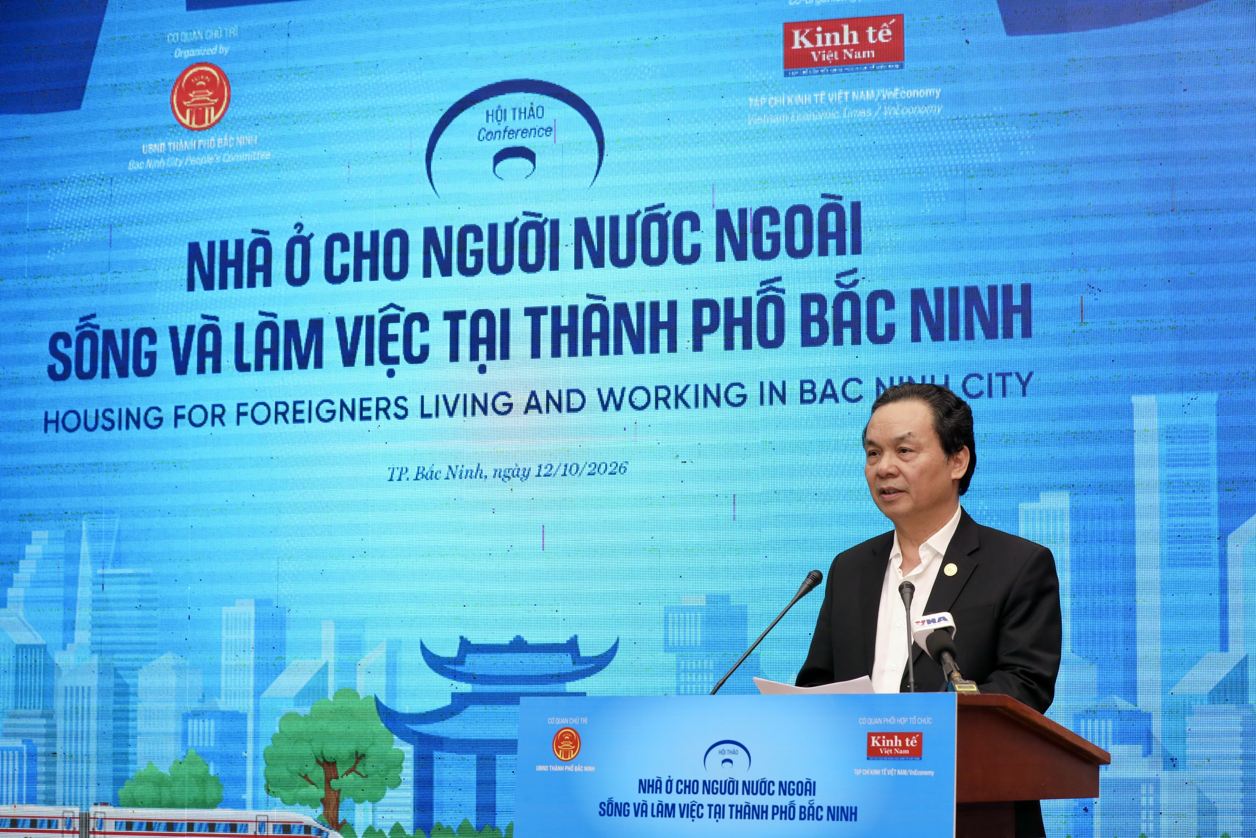 Professor Dr. Hoang Van Cuong, Vice President of the Vietnam Economic Association speaks at the conference. (Photo: VnEconomy)