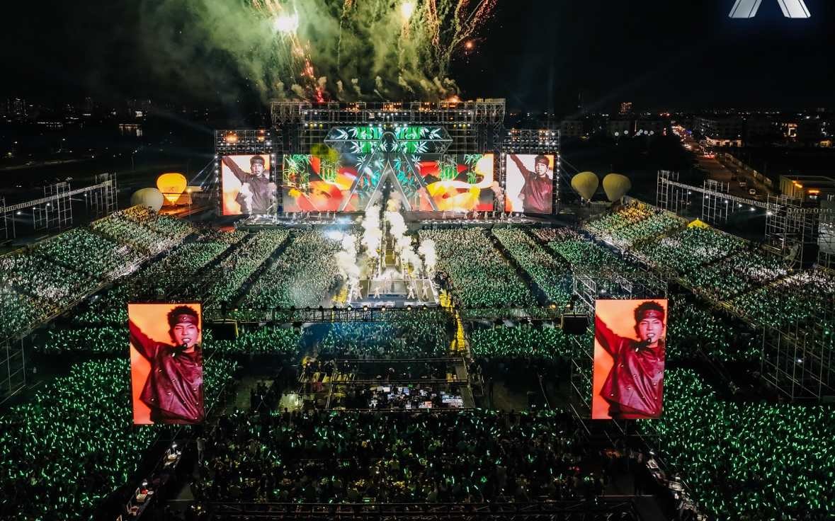 Khán giả vây kín concert “Anh trai say hi 2”. Ảnh: VieON.