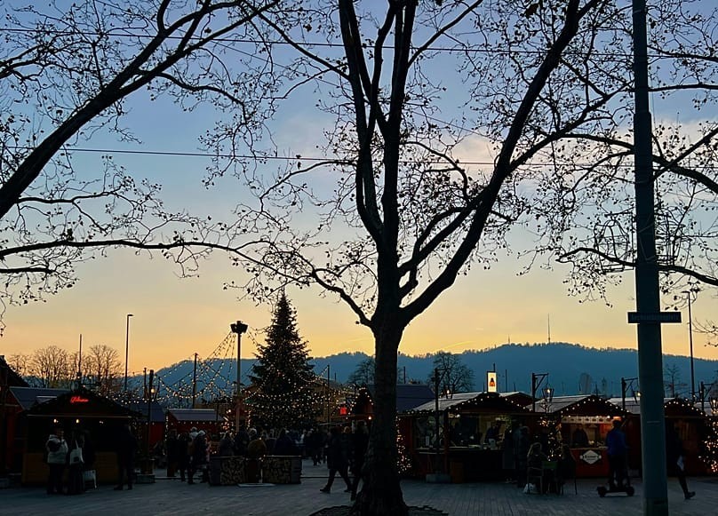 Chợ Giáng sinh Zurich mang đến không khí lễ hội rộn ràng kết hợp với nét tinh tế truyền thống của Thụy Sĩ. Ảnh: Seraina Larissa/Unsplash