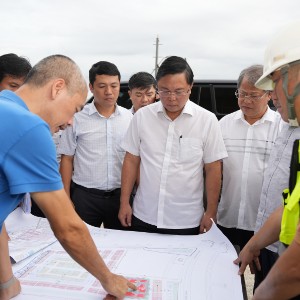 Chủ tịch UBND thành phố Huế Lê Trí Thanh kiểm tra thực tế tiến độ thi công tuyến đường Bà Triệu.