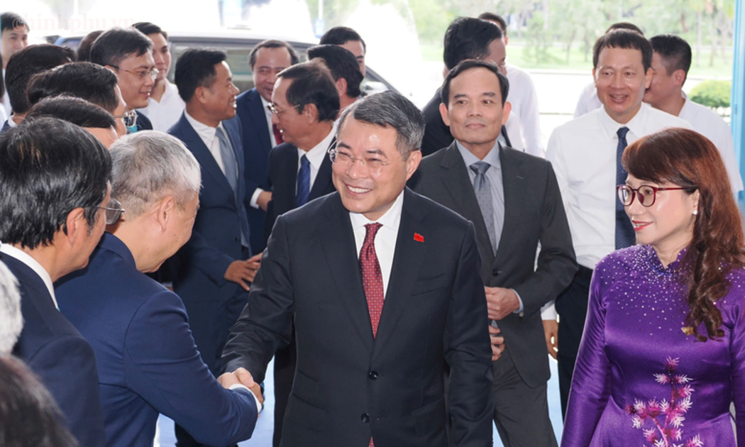 Thủ tướng Lê Minh Hưng và Bí thư Thành ủy TPHCM Trần Lưu Quang đến dự lễ khai khóa 2026 của Đại học Quốc gia TPHCM - Ảnh: chinhphu.vn/Nhật Bắc