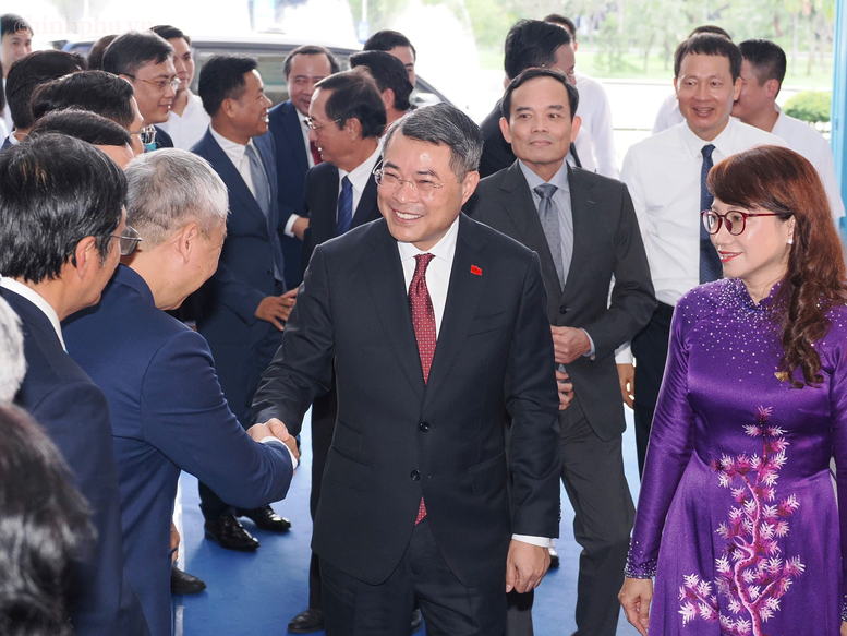 Thủ tướng Lê Minh Hưng và Bí thư Thành ủy TPHCM Trần Lưu Quang đến dự lễ khai khóa 2026 của Đại học Quốc gia TPHCM - Ảnh: chinhphu.vn/Nhật Bắc
