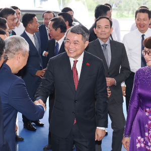 Thủ tướng Lê Minh Hưng và Bí thư Thành ủy TPHCM Trần Lưu Quang đến dự lễ khai khóa 2026 của Đại học Quốc gia TPHCM - Ảnh: chinhphu.vn/Nhật Bắc