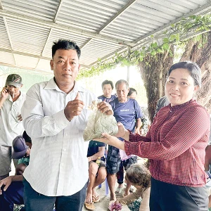 Kỹ sư Thạch Thu Hiền trong một lần tập huấn cho nông dân. Ảnh: Báo Cần Thơ.