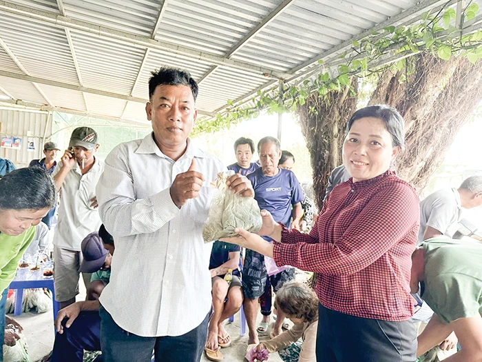 Kỹ sư Thạch Thu Hiền trong một lần tập huấn cho nông dân. Ảnh: Báo Cần Thơ.