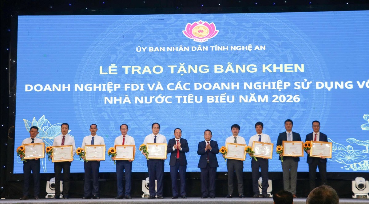 Lãnh đạo tỉnh Nghệ An tặng hoa và Bằng khen cho các doanh nghiệp tiêu biểu. Ảnh: PT