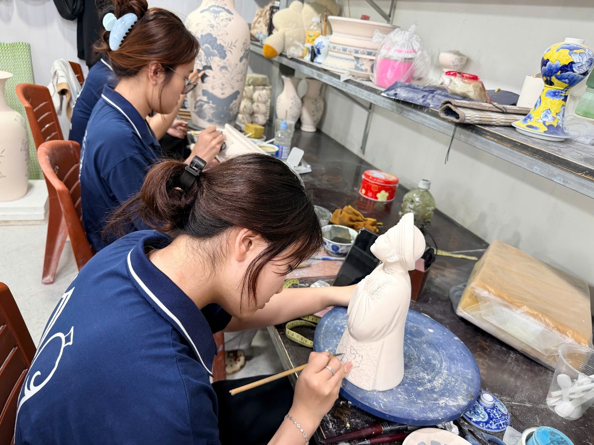 Những người thợ của làng gốm Kim Lan. Ảnh: Lý Hà