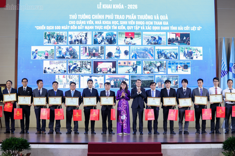 Thủ tướng Chính phủ trao quà khen thưởng các cá nhân tham gia "Chiến dịch 500 ngày đêm đẩy mạnh thực hiện tìm kiếm, quy tập và xác định danh tính hài cốt liệt sĩ" - Ảnh: chinhphu.vn/Nhật Bắc