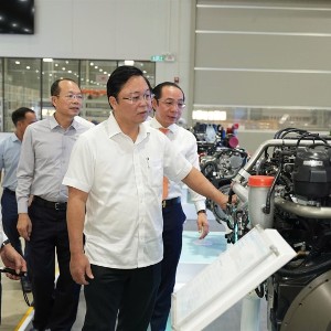 Chủ tịch UBND thành phố Huế Lê Trí Thanh thăm mô hình sản xuất tại Kim Long Motors Huế. Ảnh: UBND TP Huế