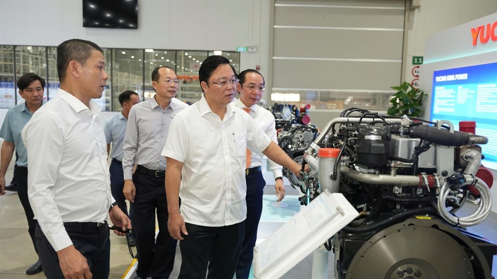Chủ tịch UBND thành phố Huế Lê Trí Thanh thăm mô hình sản xuất tại Kim Long Motors Huế. Ảnh: UBND TP Huế