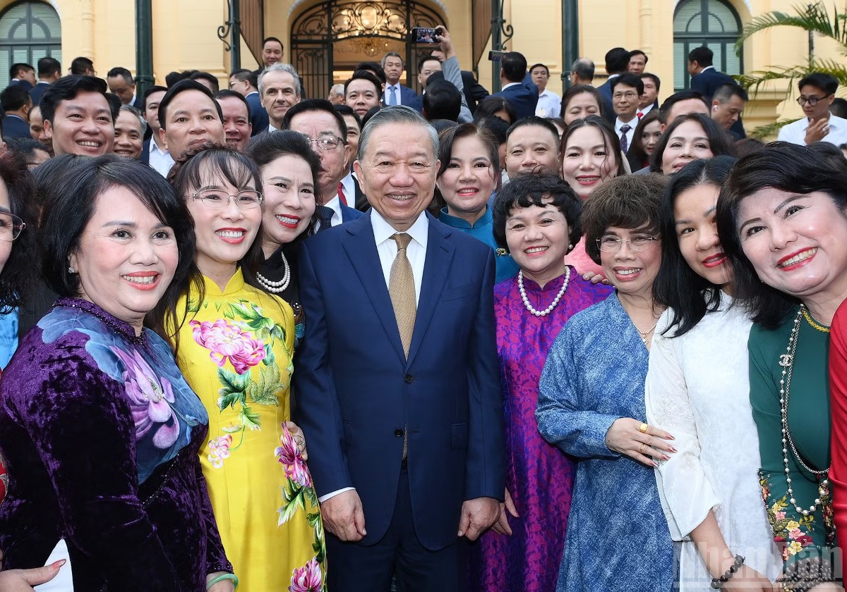 Tổng Bí thư, Chủ tịch nước Tô Lâm với các đại biểu doanh nghiệp tiêu biểu tham dự cuộc gặp mặt. Ảnh: Nhân Dân