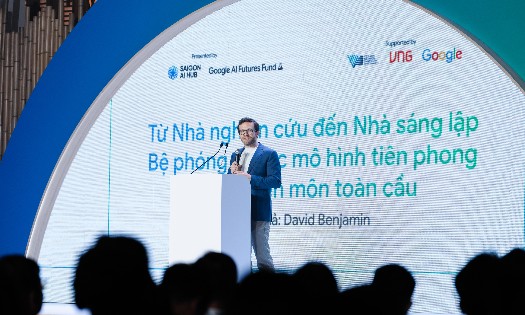 Mr. David Benjamin, Co-founder of the Google AI Futures Fund, speaks at the Applied AI Lab Demo Day. (Photo: Google Vietnam)