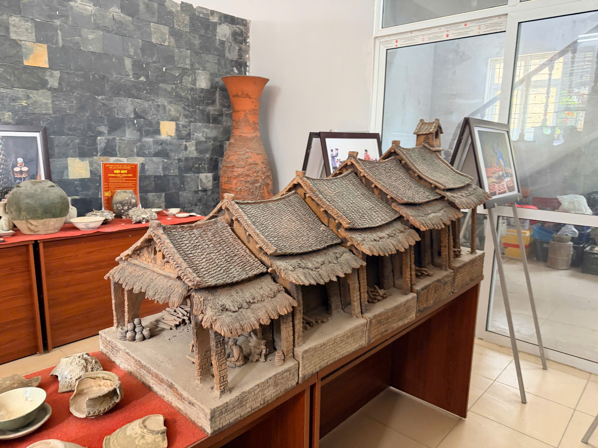 Tái hiện lò nung gốm cổ của làng nghề Kim Lan. Ảnh: Lý Hà