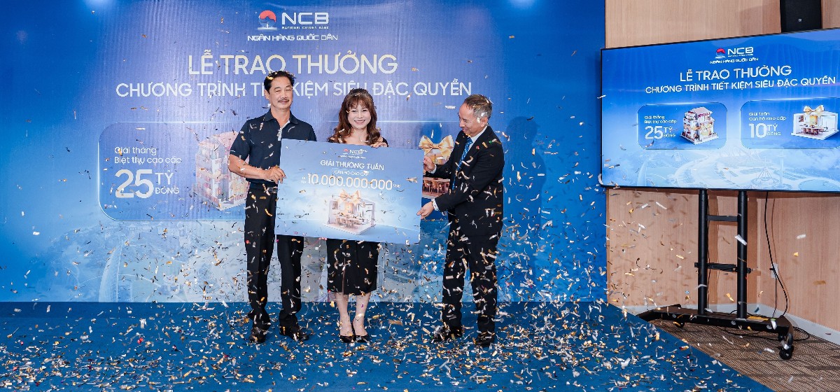Đại diện NCB trao căn hộ 10 tỷ đồng cho gia đình chị Phùng Thị Mỹ Hạnh – Khách hàng trúng giải thưởng tuần 4 tháng 9.