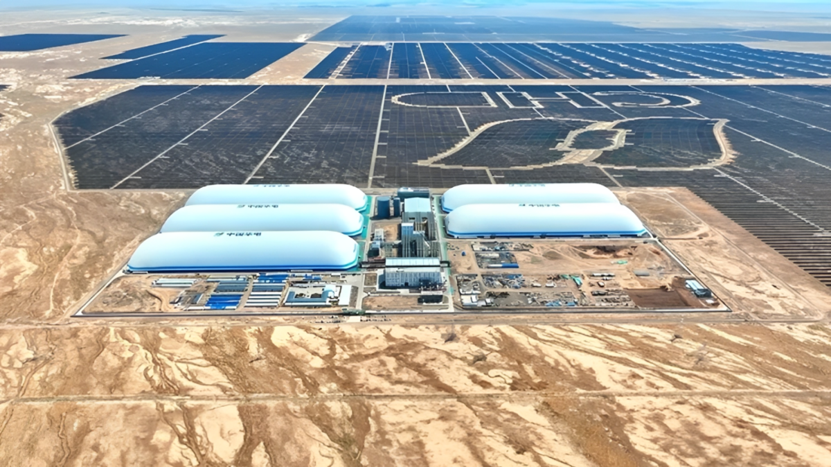 Toàn cảnh dự án lưu trữ năng lượng CO₂ nén 100 MW/1.000 MWh giữa vùng hoang mạc Gobi thuộc huyện Mộc Lũy, Tân Cương- nơi 5 khoang chứa khí và 141 đơn vị chứa lỏng CO₂ cùng vận hành để điều tiết lưới điện. Ảnh: Tân Hoa Xã