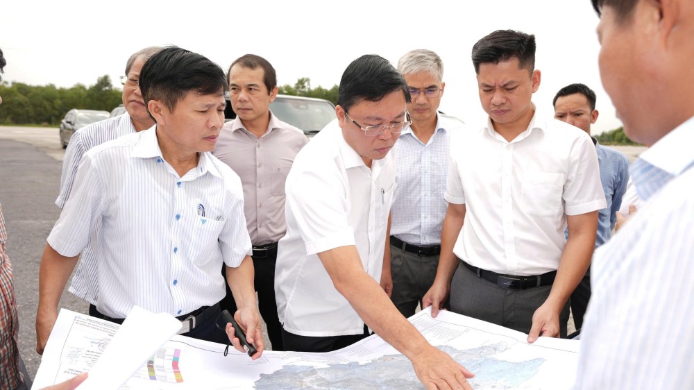 Lãnh đạo thành phố Huế kiểm tra, tháo gỡ vướng mắc cho các dự án. Ảnh: UBND TP Huế