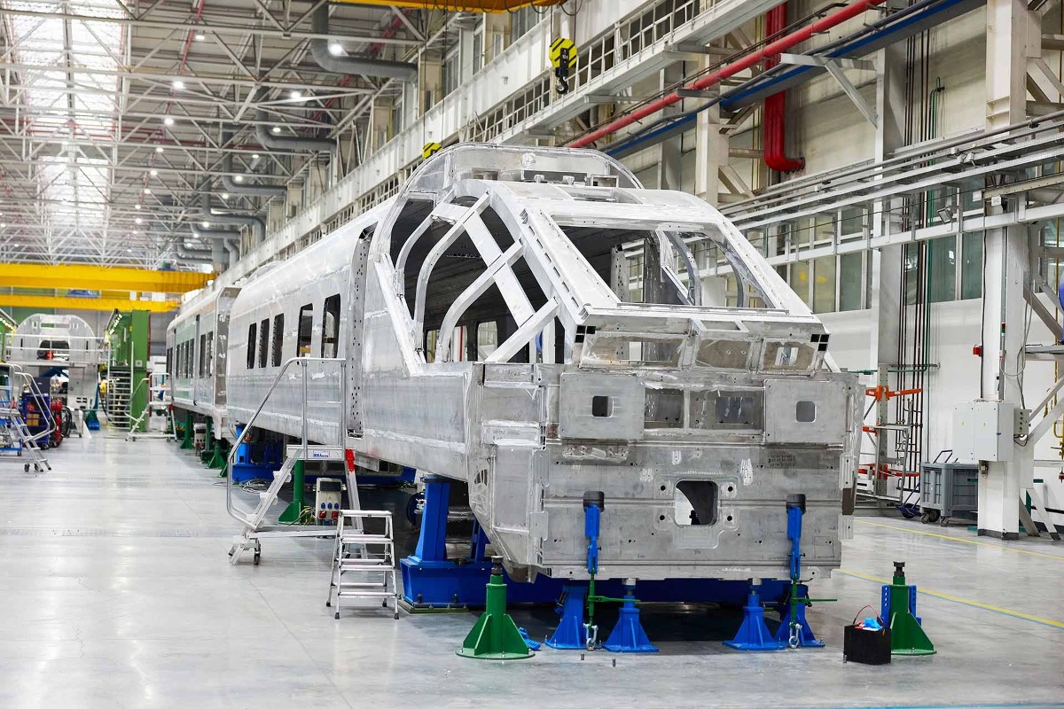 Ural Locomotives đã bắt đầu hoàn thiện các toa tàu dành cho hai đoàn tàu cao tốc đầu tiên. Nhà máy đã hàn xong 14 trong tổng số 16 thân toa dự kiến cho hai đoàn tàu này. Nguồn: Trung tâm Thông tin Đường sắt cao tốc Nga (ВСМ).