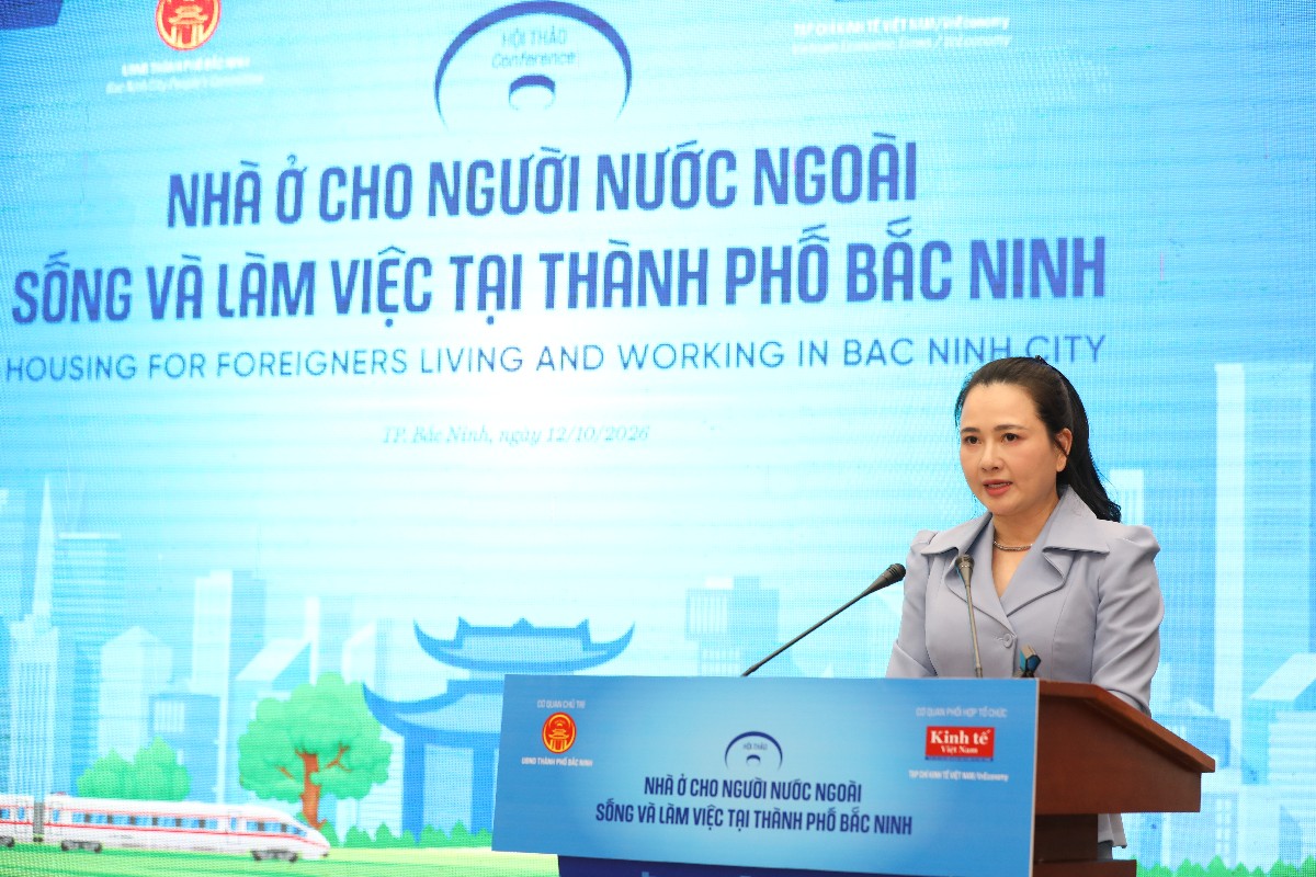 Bà Đào Thuý Hằng phát biểu tham luận tại sự kiện. Ảnh: TríPhong