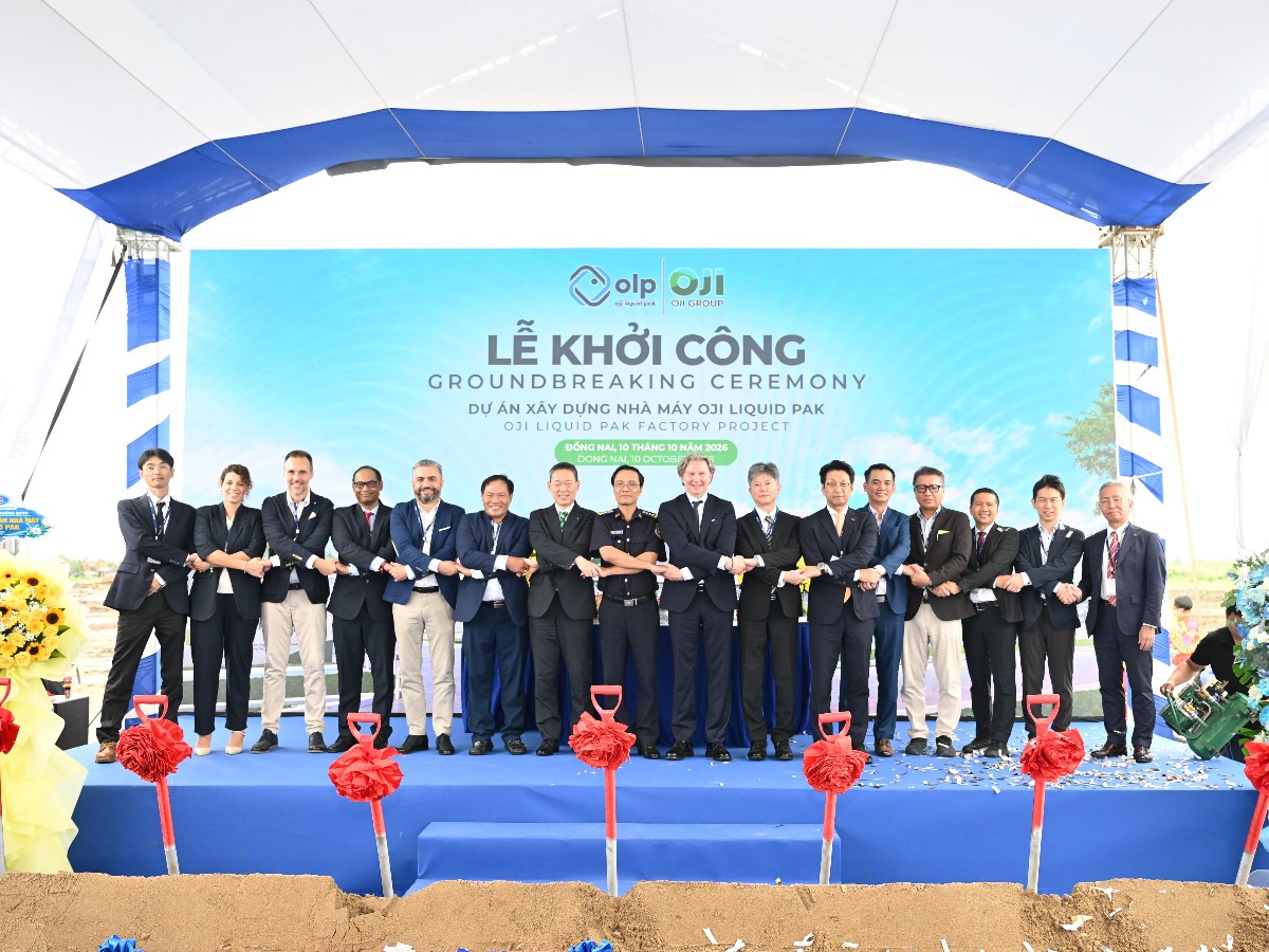 Các đại biểu chụp ảnh lưu niệm tại Lễ động thổ nhà máy bao bì hộp giấy tiệt trùng dưới thương hiệu Oji Liquid Pak (OLP) tại Khu công nghiệp Công nghệ cao Long Thành, Đồng Nai.