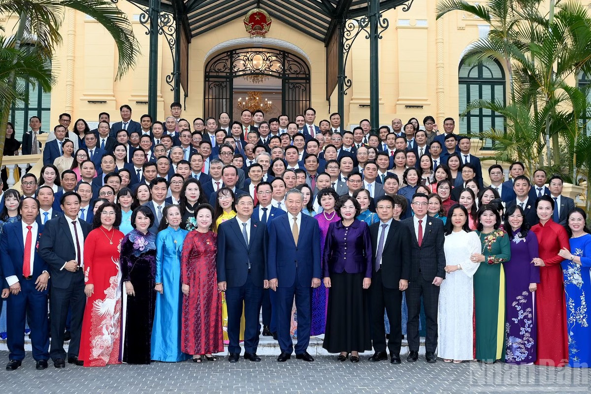 Tổng Bí thư, Chủ tịch nước Tô Lâm với các đại biểu doanh nghiệp tiêu biểu tham dự cuộc gặp mặt. Ảnh: Nhân Dân