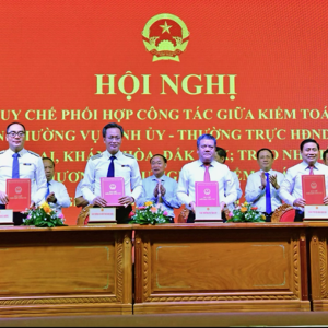 Tổng Kiểm toán nhà nước Nguyễn Hữu Nghĩa (thứ 2 từ trái sang), cùng lãnh đạo 3 tỉnh trao Quy chế phối hợp công tác. Ảnh KTNN