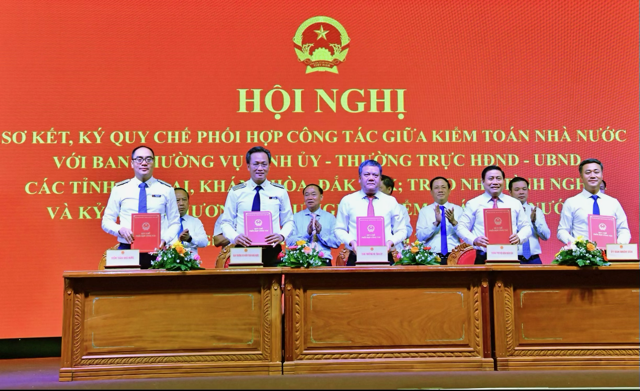 Tổng Kiểm toán nhà nước Nguyễn Hữu Nghĩa (thứ 2 từ trái sang), cùng lãnh đạo 3 tỉnh trao Quy chế phối hợp công tác. Ảnh KTNN