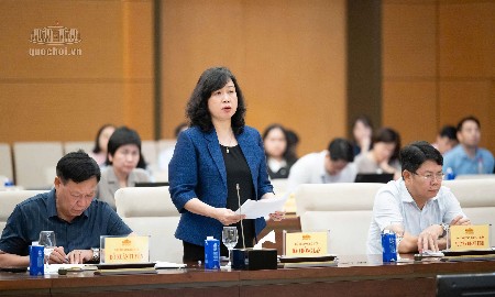 Bộ trưởng Bộ Y tế Đào Hồng Lan trình bày về các nội dung cơ bản của dự án Luật. Ảnh: Cổng Thông tin điện tử Quốc hội.