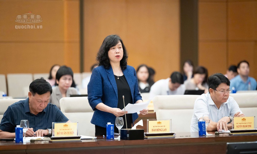 Bộ trưởng Bộ Y tế Đào Hồng Lan trình bày về các nội dung cơ bản của dự án Luật. Ảnh: Cổng Thông tin điện tử Quốc hội.